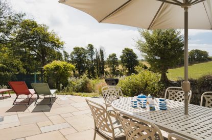 The dining table and garden at Daydreamer Cottage, Cornwall
