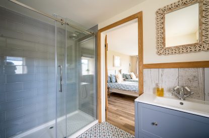 A bathroom at Daydreamer Cottage, Cornwall