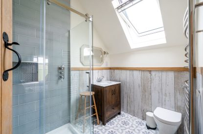 A bathroom at Daydreamer Cottage, Cornwall