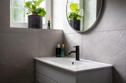 bathroom - Wellie Boot Cottage, cotswold cottages