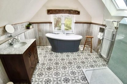 The bathroom at Daydreamer Cottage, Cornwall