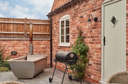 The wood-fired Swedish Hikki hot tub and barbeque in the private garden at Stable Cottage, Worcestershire 