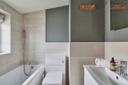 A bathroom at Hay Bale Cottage, Worcestershire