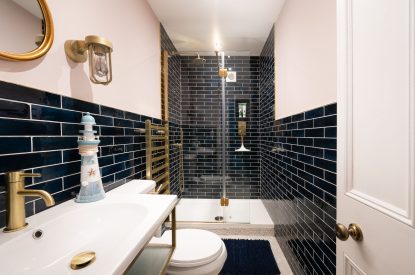 The shared bathroom at Waters Dream, Devon