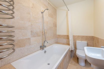 An en-suite with a shower over the bath at Tinkers Folly, Yorkshire