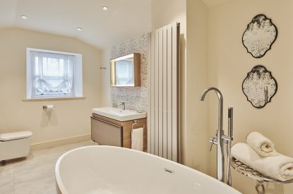 A bathroom at Queen Anne Manor, Vale of Glamorgan