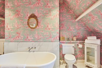 A bathroom at Queen Anne Manor, Vale of Glamorgan