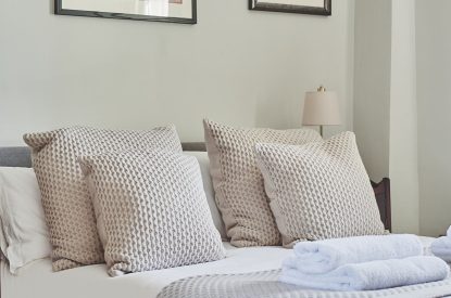 A bed at Roupel East Wing, Devon