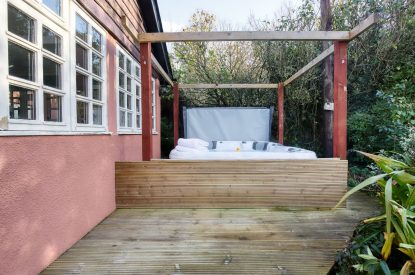 The hot tub at White Cross Cottage, Devon