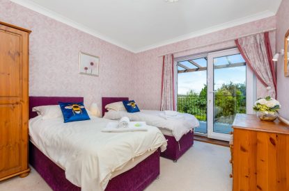 A twin bedroom at Seahaven, Devon