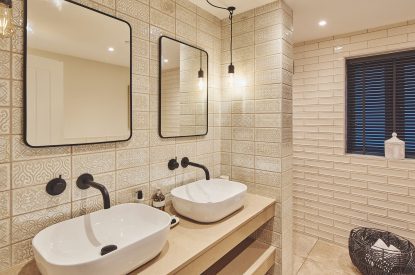 A bathroom at Ty Florence, Gower