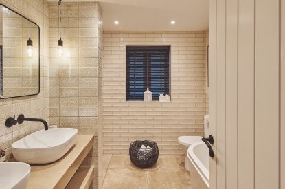 A bathroom at Ty Florence, Gower