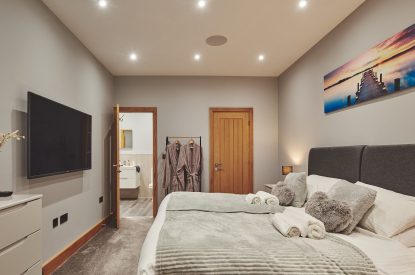 A twin bedroom at Woodland House, Worcestershire