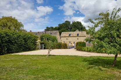 The garden and exterior of Haymaker Barn, Cotswolds