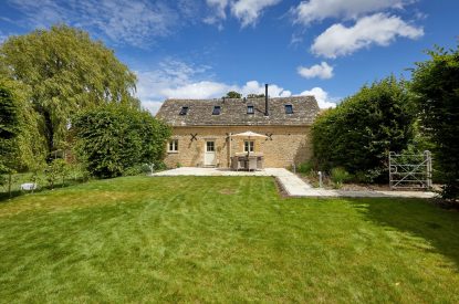 The exterior with a large lawn at Orchard Stable, Cotswolds