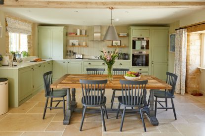The kitchen with dining table at Orchard Stable, Cotswolds
