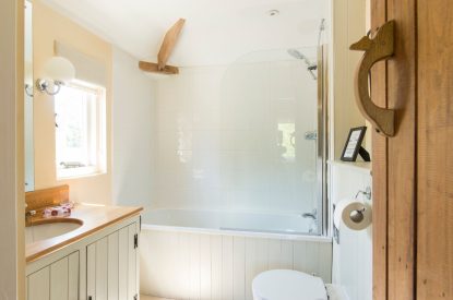 A bathroom at Wood Cottage, Worcestershire