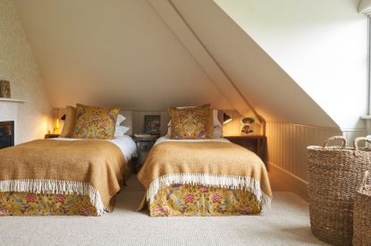 A twin bedroom at Lakeside Manor, Cotswolds