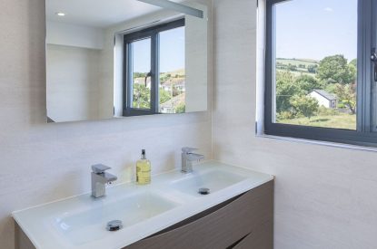 A bathroom at Beesands Vista, Devon