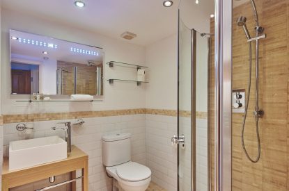 A bathroom at Acorn Barn, Cotswolds