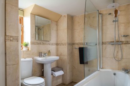 A bathroom at Cuckoo Cottage, Devon