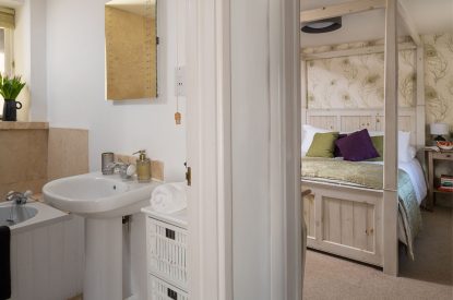 An ensuite bedroom at Rosefinch Cottage, Devon
