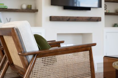 The living room at Lakefront Lodge, Cotswolds