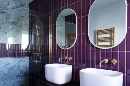 A bathroom at Lakefront Lodge, Cotswolds