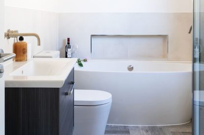 A bathroom at Lakefront Lodge, Cotswolds