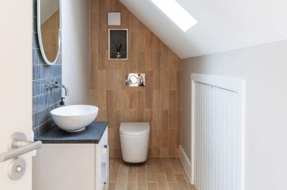 A bathroom at Lakefront Lodge, Cotswolds