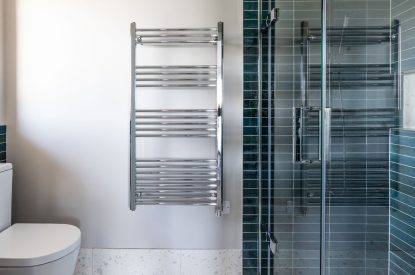 A bathroom at Lakefront Lodge, Cotswolds