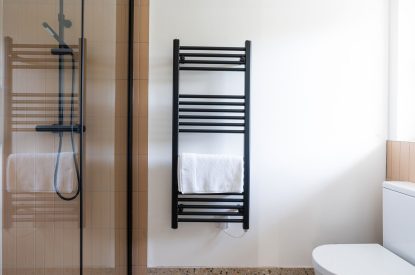 A bathroom at Lakefront Lodge, Cotswolds