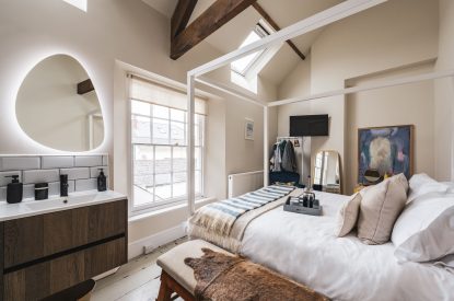 A double bedroom at 5 The Quay, Devon