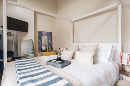 A double bedroom at 5 The Quay, Devon