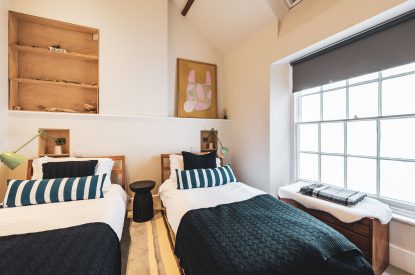 A twin bedroom at 5 The Quay, Devon