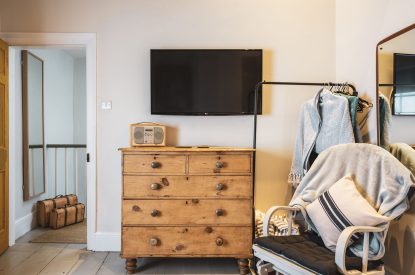 A bedroom at 5 The Quay, Devon