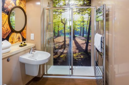 A bathroom at Monty's Lookout, Worcestershire