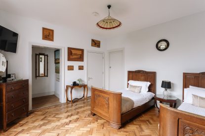 A twin bedroom at Christie Mansion, Isle of Wight