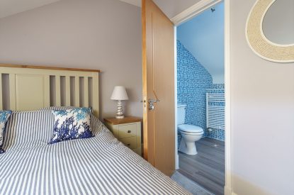 An ensuite bedroom at 1 Afon y Felin, Llyn Peninsula