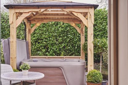 A hot tub at Hollington Barns, Peak District