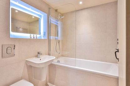 A bathroom at Buckfast Cottage, Devon