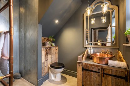 An en-suite bathroom at Southside Townhouse, Cheshire