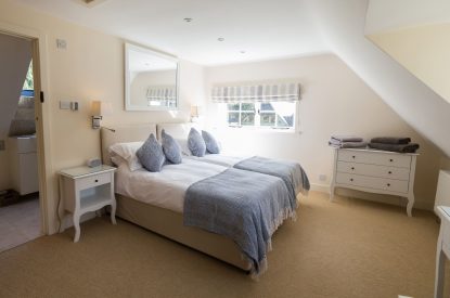 A large bedroom with twin beds at Brightwaters Stables, Hampshire