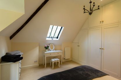 A double bedroom with a dressing table at Brightwaters Stables, Hampshire