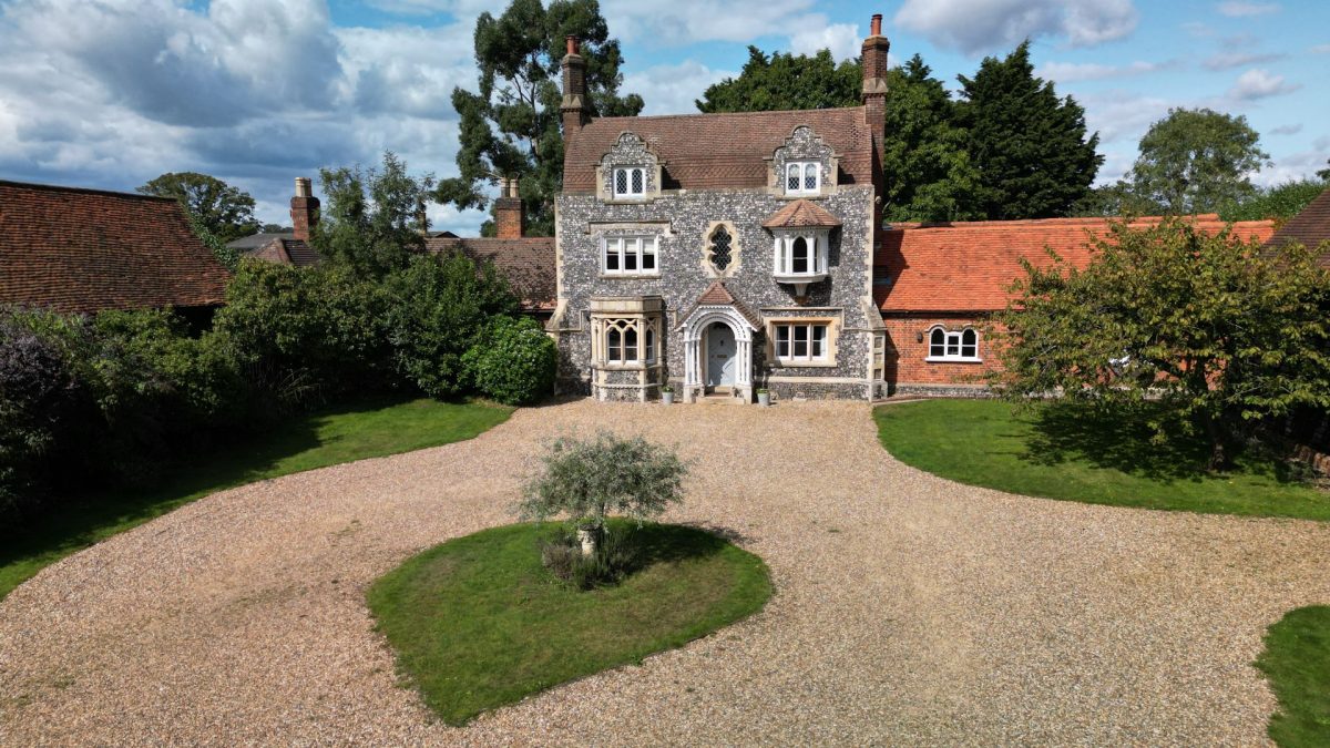 The exterior of Hedge Farmhouse, Buckinghamshire