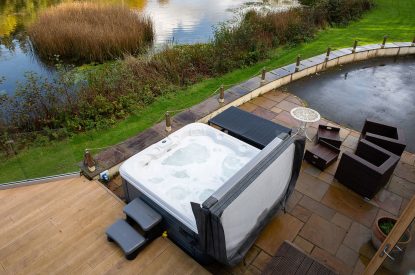 The hot tub at Lake House, Powys