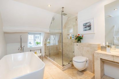A bathroom at Meadow Cottage, Cotswolds