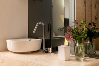 A bathroom at Meadow Cottage, Cotswolds
