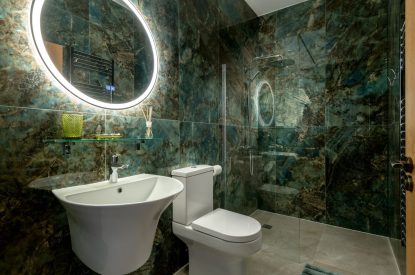 A bathroom at Paisley Cottage, Kent