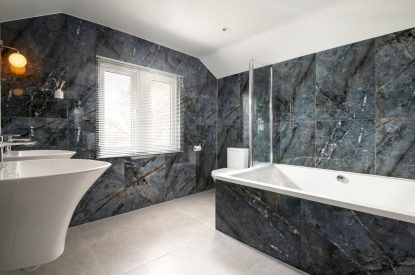 A bathroom at Sunset Retreat, Kent